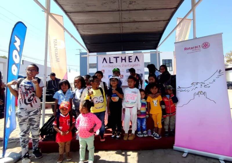 Distribution de kits scolaires à Madagascar par le Groupe ALTHEA